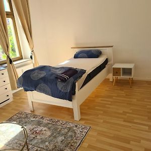 Zimmer mit Kingsize-Bett